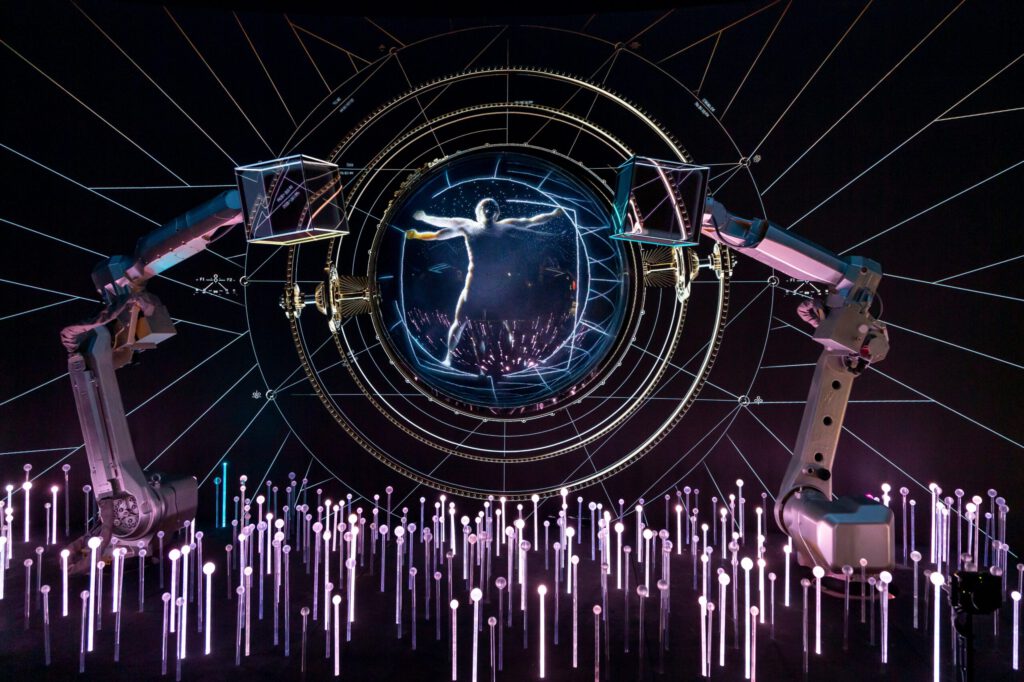 Toekomstgerichte AI-interface met robotarmen en holografisch menselijk figuur, symbool voor innovatieve technologie en digitale transformatie.