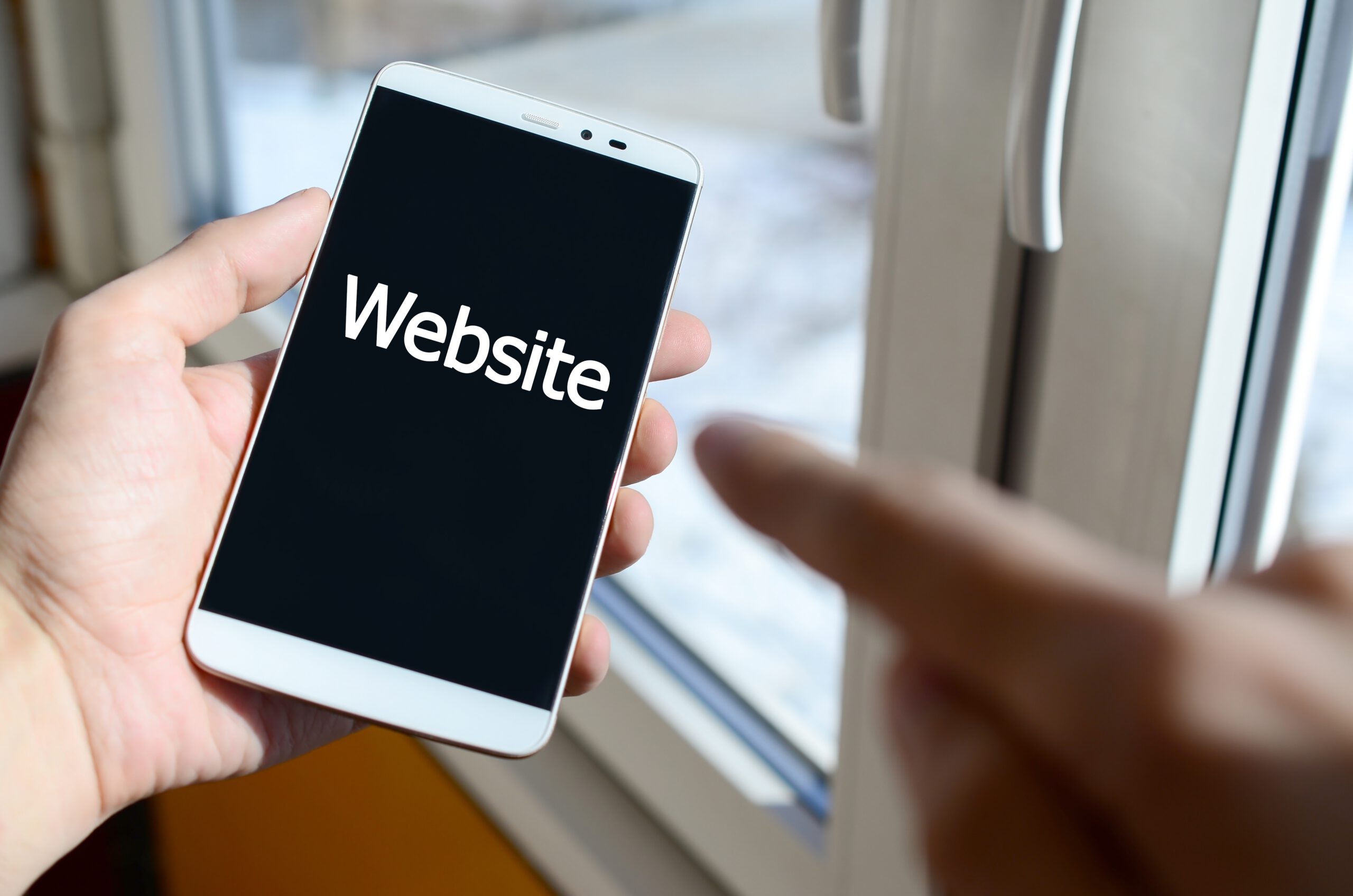 Smartphone met het woord ‘Website’ – symbool voor moderne websites op maat
