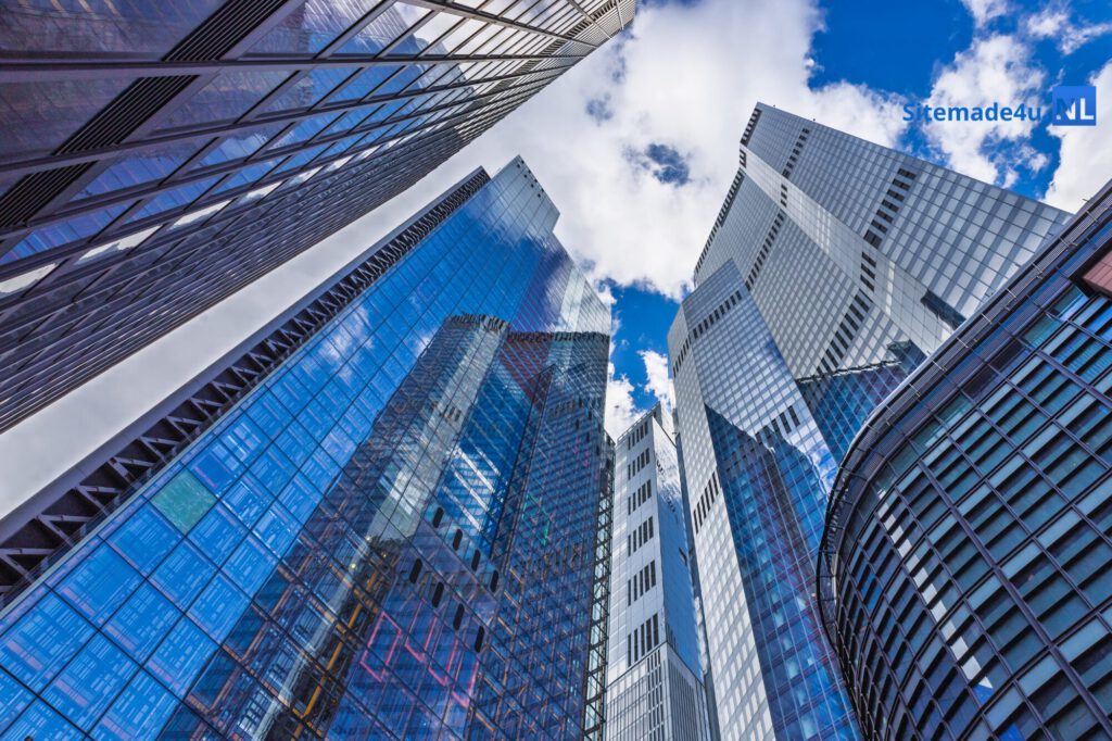 Moderne glazen wolkenkrabbers vanuit laag perspectief met blauwe lucht en wolken