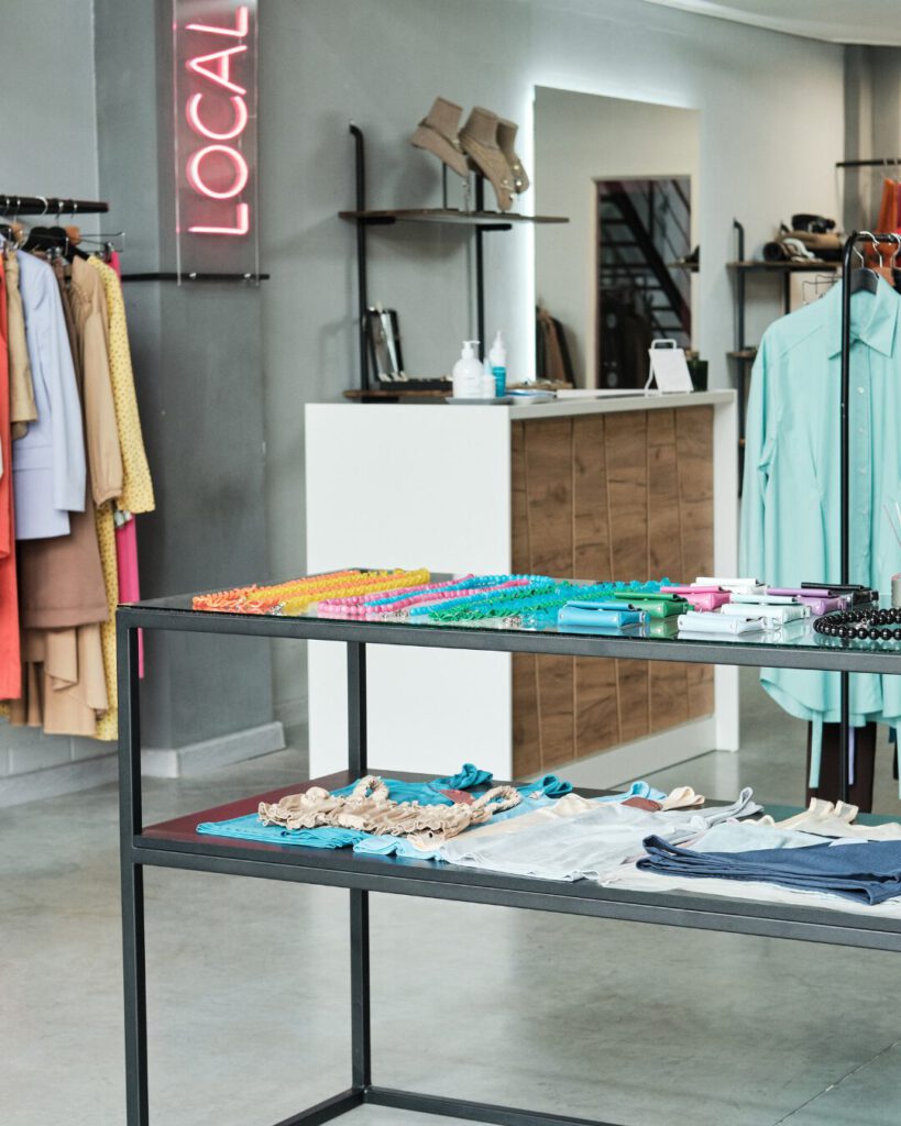 Modern interieur van een kledingwinkel als voorbeeld van een professionele website laten maken voor winkels met een sterke winkelbeleving.