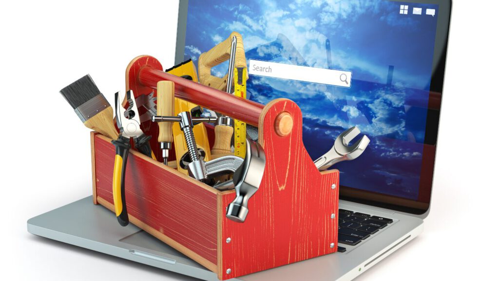 Gereedschapskist met verschillende gereedschappen voor een laptop als illustratie van professioneel website onderhoud.